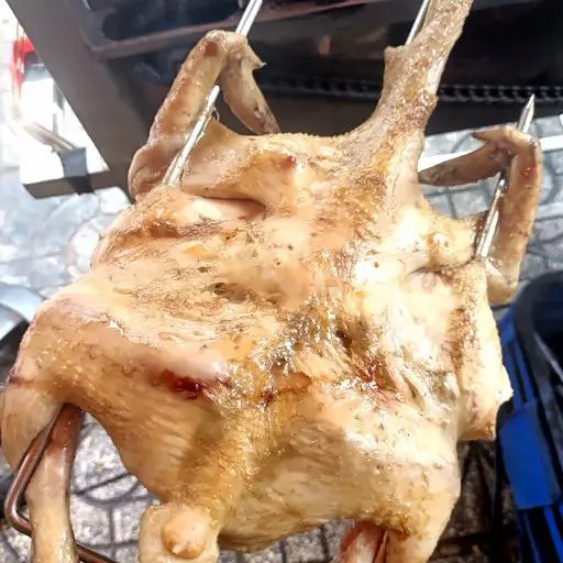 Hình ảnh Gà nướng mọi lá chanh kèm đồ chua dưa leo 2 bánh mì