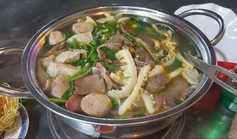 Hình ảnh lẩu bò tái +nạm+ gân+ bò viên lớn 