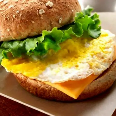 Hình ảnh Humberger trứng - phô mai lát