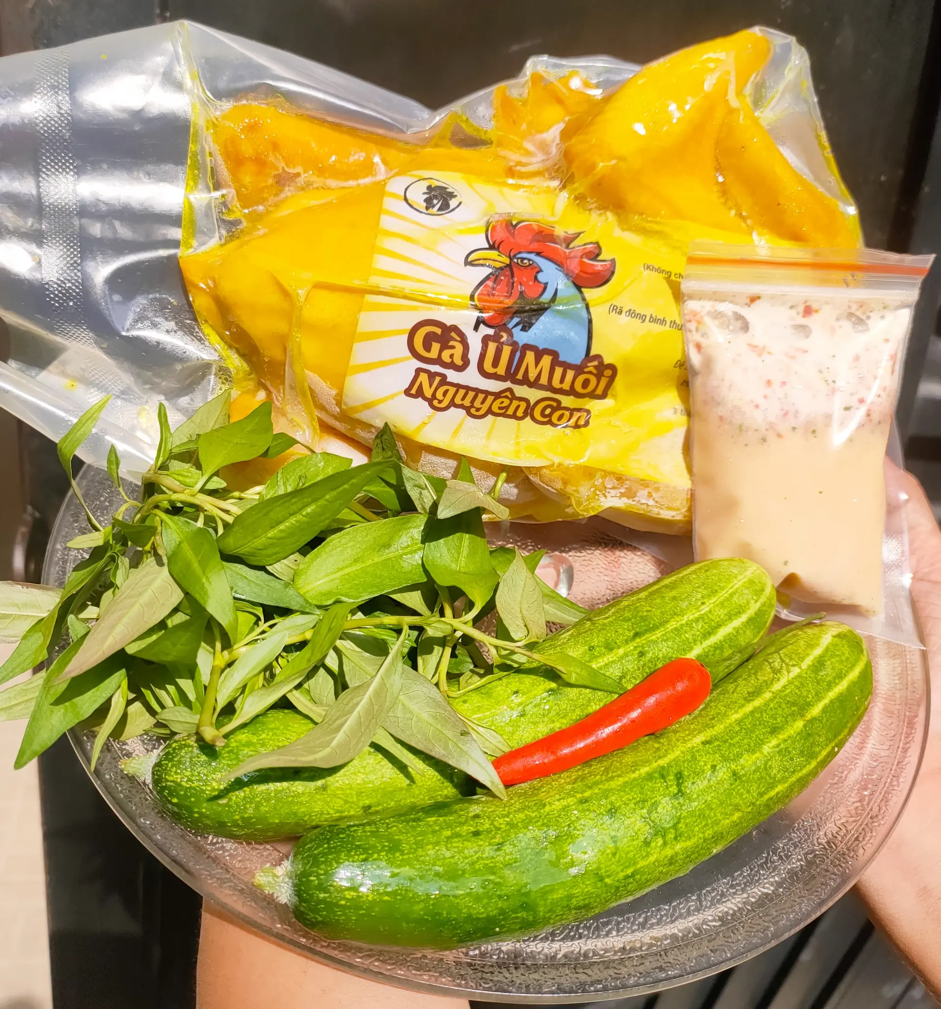 Hình ảnh Gà ta VIP loại 1 ủ muối ,Nguyên con có đầy đủ đầu, chân và mề.Kèm muối chấm ngon và rau.