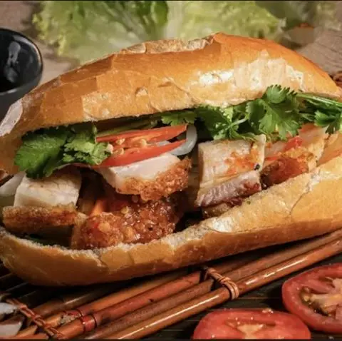 Hình ảnh Bánh Mì Heo Quay (Đặc Biệt)