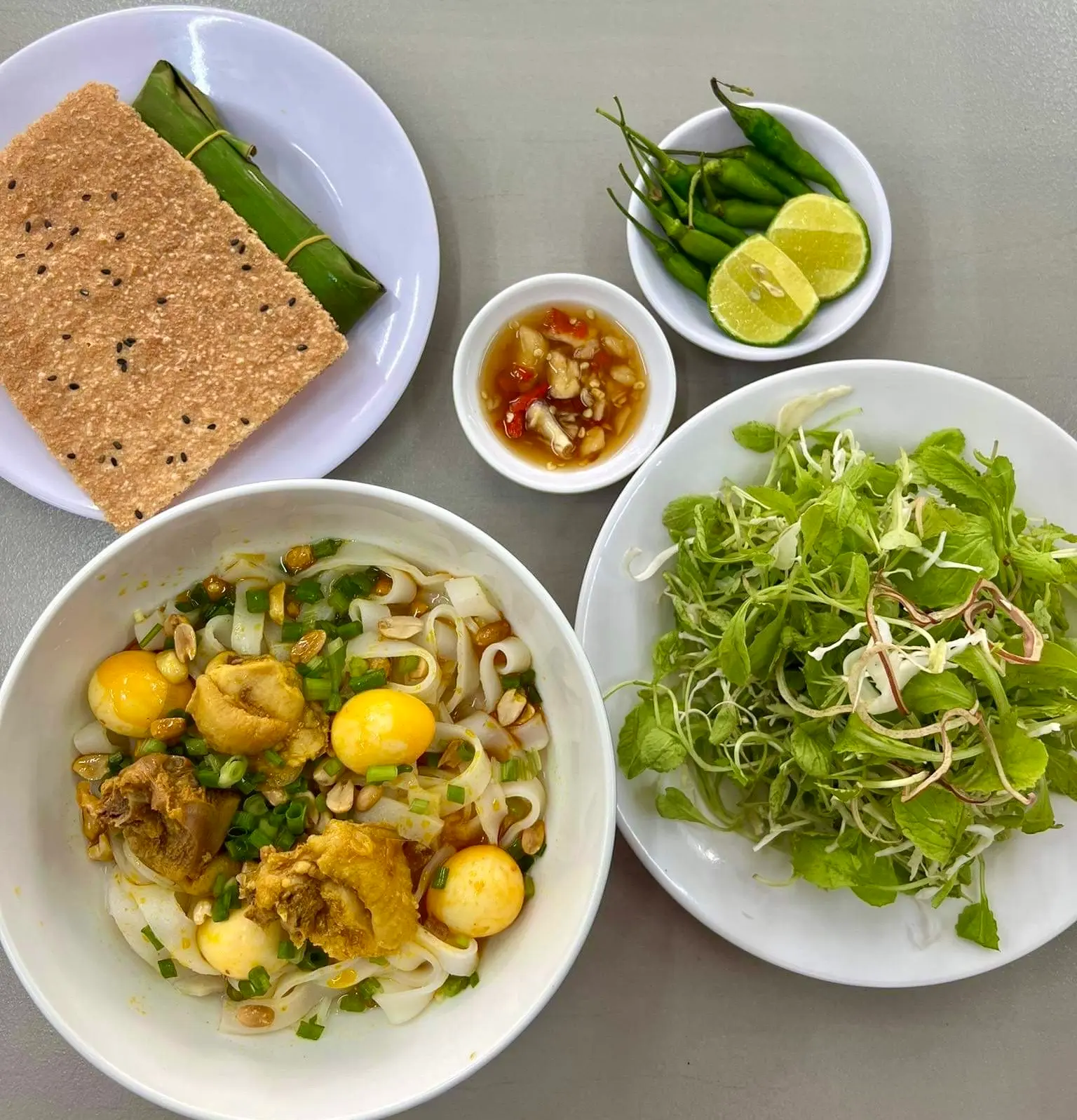 Hình ảnh Mì quảng gà - trứng