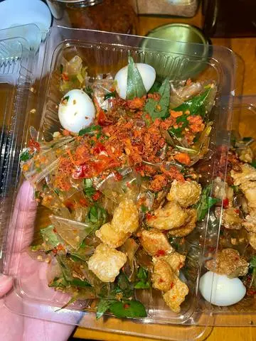 Hình ảnh Bánh tráng trộn phơi sương vụn bò cay tóp mỡ