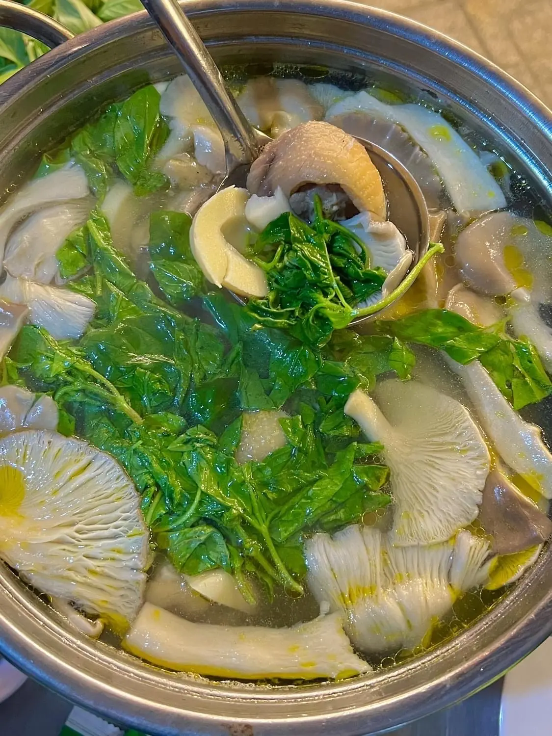 Hình ảnh Lẩu gà lá é nhỏ