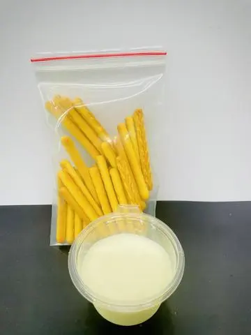 Hình ảnh Bánh que chấm sốt kem muối