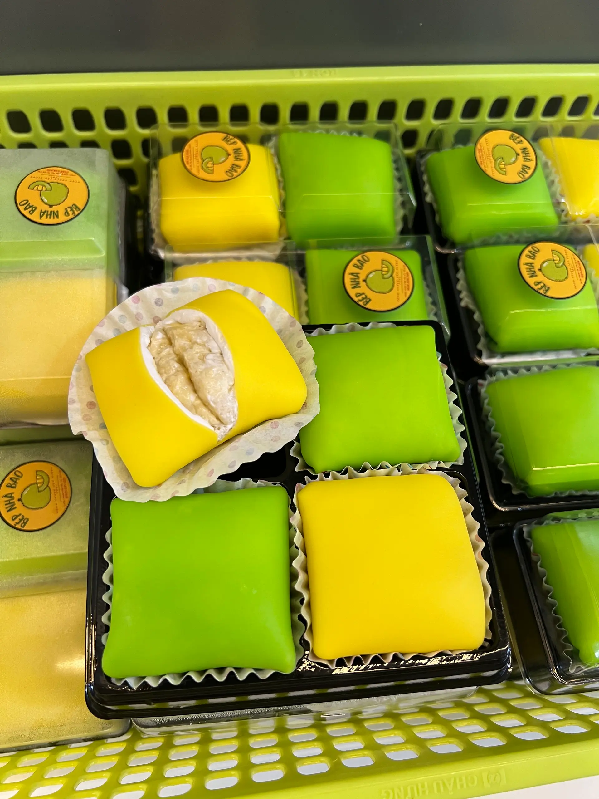 Hình ảnh Hộp 4 cái bánh crepe sầu riêng( Vàng/ Xanh)