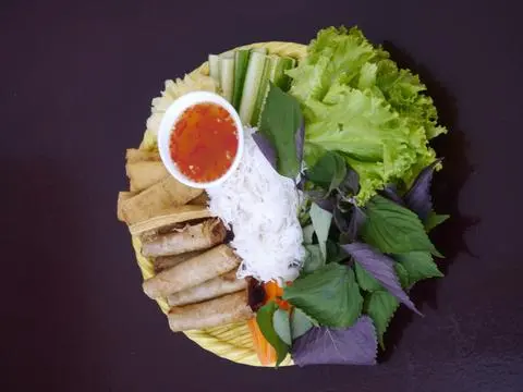 Hình ảnh Mẹt cuốn chả giò chay An