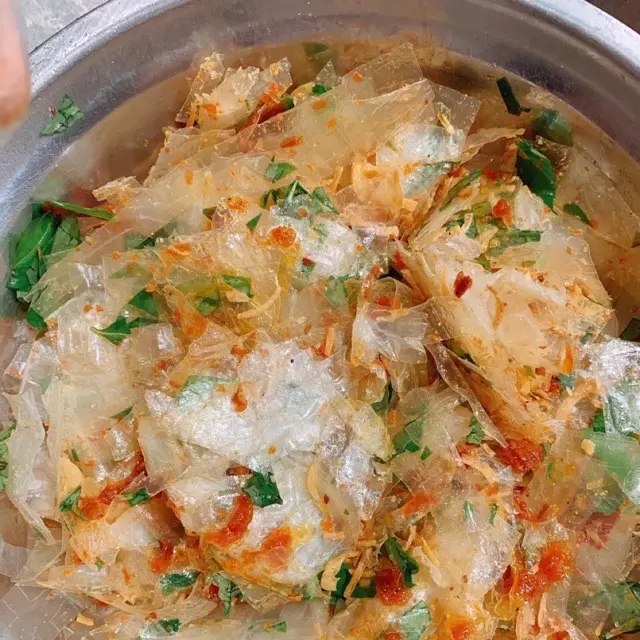 Hình ảnh Bánh tráng trộn mỡ hành trứng cút