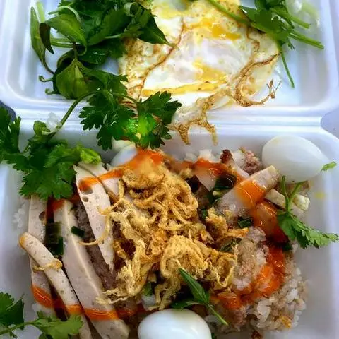 Hình ảnh Xôi mặn chả bò - nước trà tắc