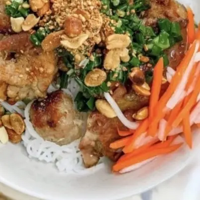 Hình ảnh Bún thịt nướng + bì