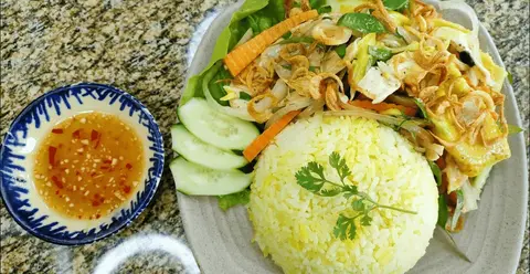 Hình ảnh Cơm gà xé phay (phần lớn)