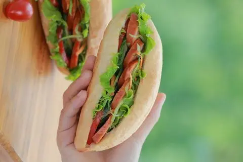 Hình ảnh Bánh Mì Xúc Xích + Chả 