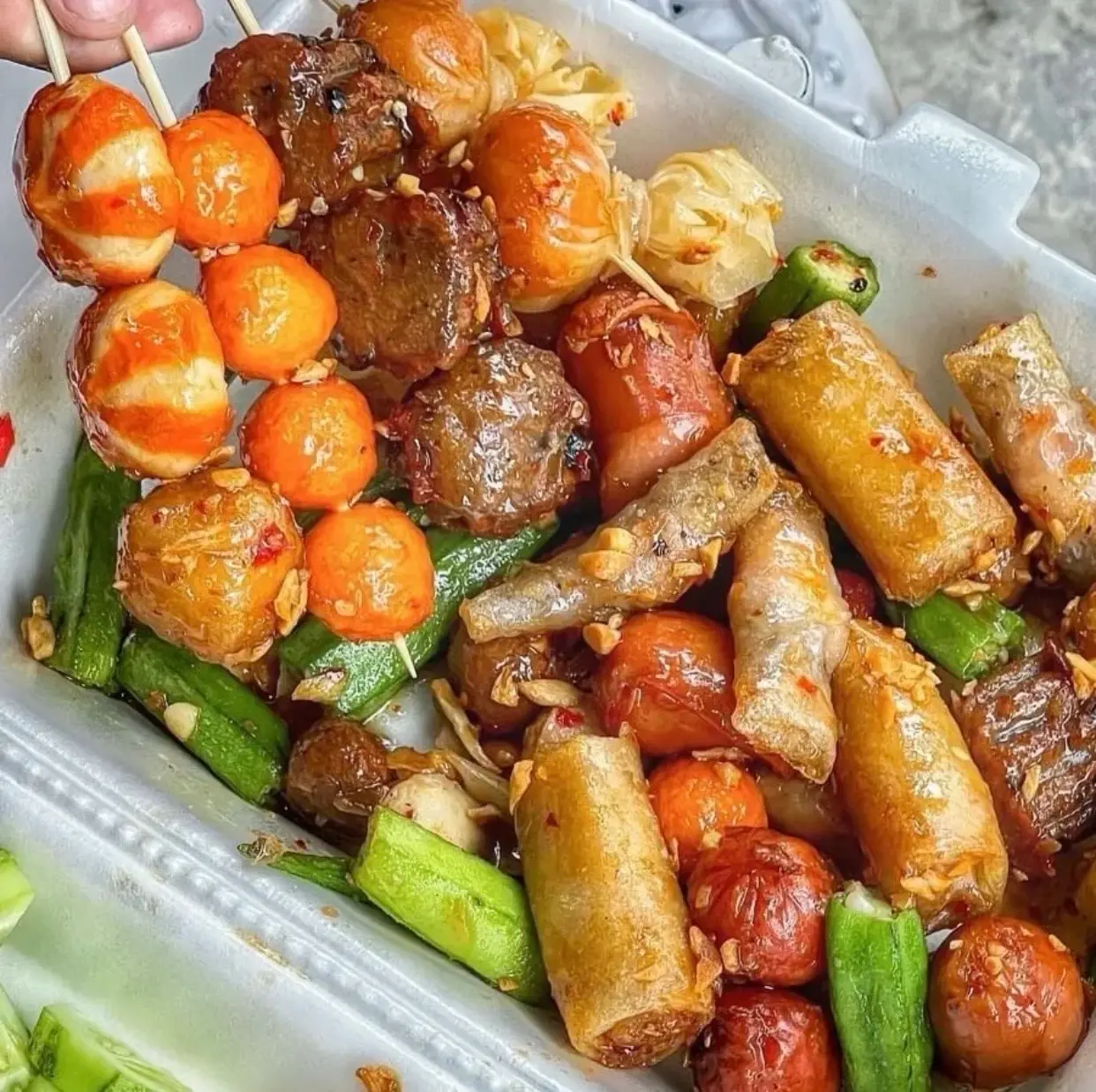 Hình ảnh Combo xiên que thập cẩm nhỏ sốt bơ tỏi - 1 phần nước