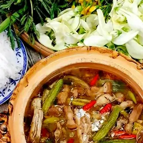 Hình ảnh Mắm kho ăn kèm rau sống