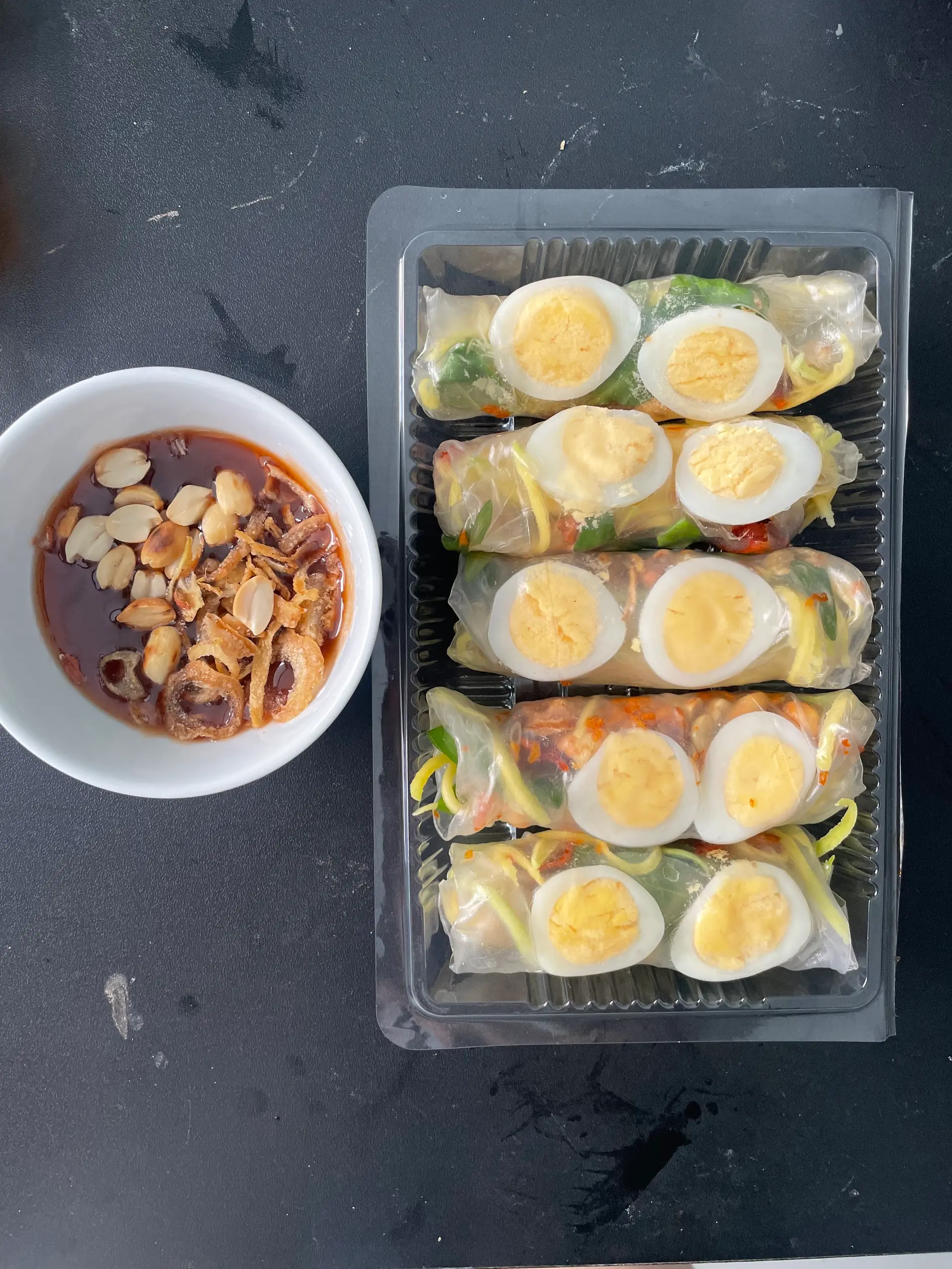 Hình ảnh Bánh Tráng Cuộn Trứng chấm mắm me