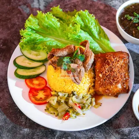 Hình ảnh Cơm Gà Da Giòn + Má Đùi Lớn