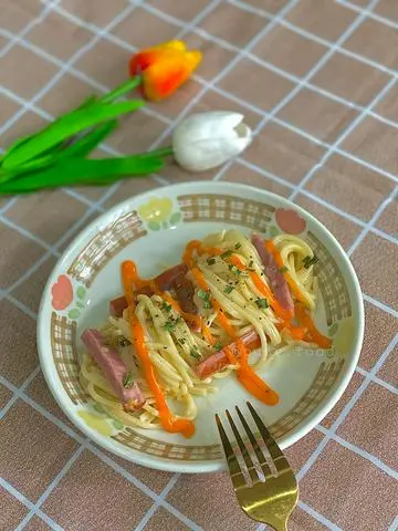 Hình ảnh Mì ý sốt kem xúc xích