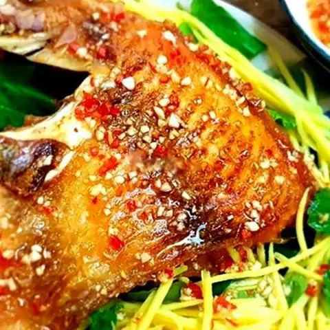 Hình ảnh Cá điêu hồng chiên nước mắm xoài