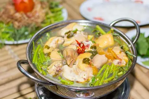 Hình ảnh Lẩu tre gà măng chua