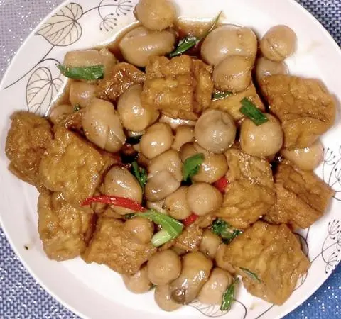 Hình ảnh Đậu hủ chiên kho nấm rơm 150g