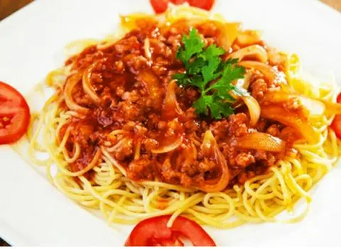 Hình ảnh Mì Ý sốt bò xúc xích - bánh tôm nóng giòn
