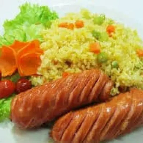 Hình ảnh cơm 2 xúc xích xốt mắm tỏi 