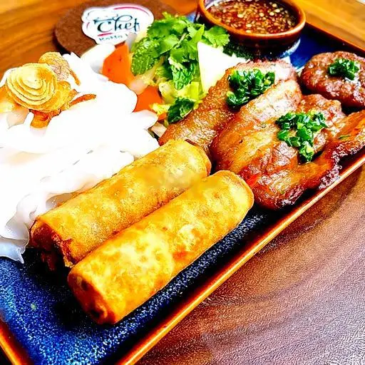 Hình ảnh Bánh Ướt Thịt Nướng & 2 Chả Giò