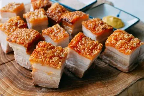 Hình ảnh Heo Quay Da Giòn - 1Kg Tặng Kèm 5 Bánh Bao Chiên