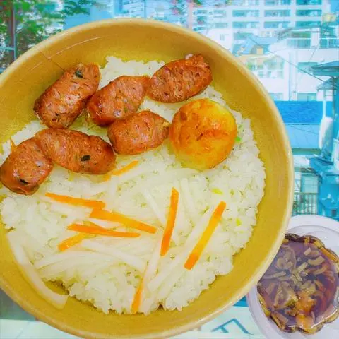 Hình ảnh Xôi Bò Lá Lốt Bọc (3 Viên), Chả Cá Trứng Cút, Chà Bông Heo Sợi Tép Hành + Tặng Sốt Tương Hành Phi, Đồ Chua