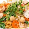 Hình ảnh Mì gói xào tôm mực