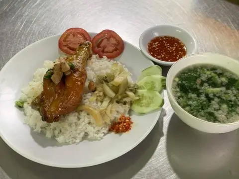 Hình ảnh Cơm đùi gà chiên nước mắm