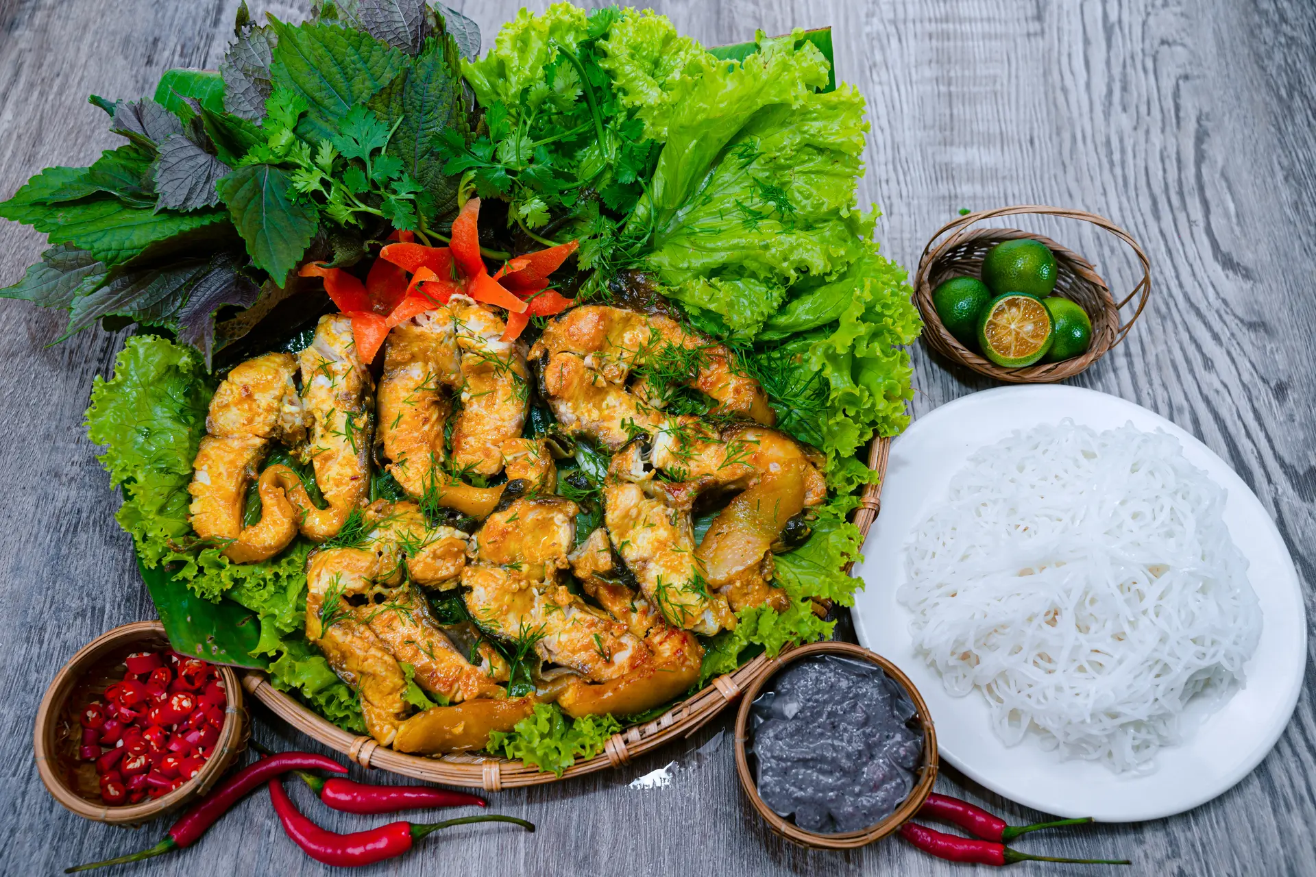 Hình ảnh Chả cá tầm, kèm bún