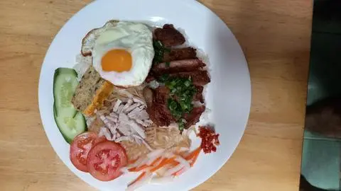 Hình ảnh cơm sườn, bì, chả, trứng