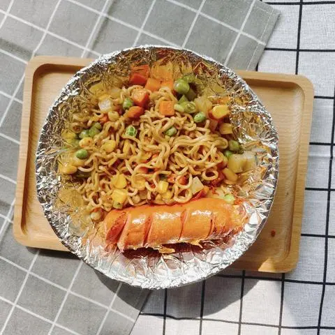 Hình ảnh Mì trộn xúc xích Big