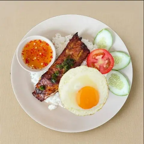 Hình ảnh SƯỜN CỘNG QUAY+ TRỨNG ỐP LA