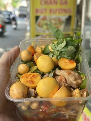Hình ảnh chân gà rút xương sốt thái mix trứng non