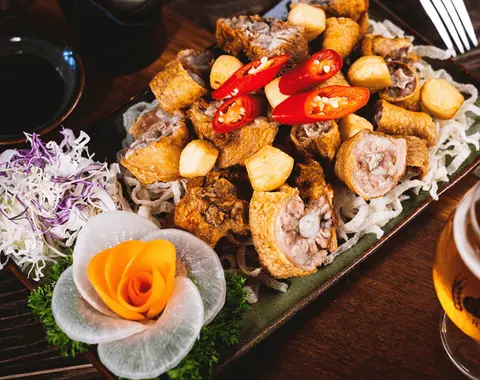 Hình ảnh Giò heo + đuôi heo + dồi sụn non rang muối Hongkong