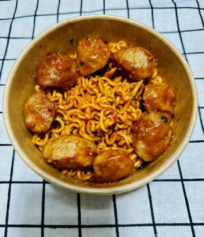 Hình ảnh Mì trộn sốt cay bò viên