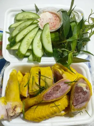 Hình ảnh Nửa con Gà ủ muối hoa tiêu chặt sẵn ăn liền.Kèm muối chấm rau dưa.