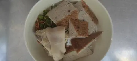 Hình ảnh bánh canh chả cá, giò heo ( sợi bún lớn bột gạo )