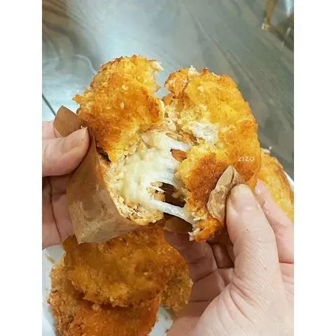 Hình ảnh Bánh gà phô mai - 2 cái 