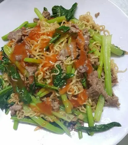 Hình ảnh Mì xào bò mềm rau cải xanh