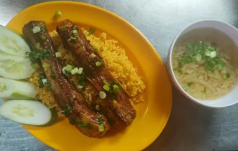 Hình ảnh cơm chiên sườn cây 