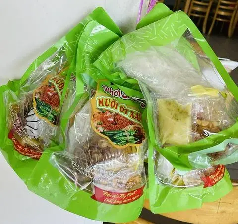 Hình ảnh Bánh tráng muối ớt xanh