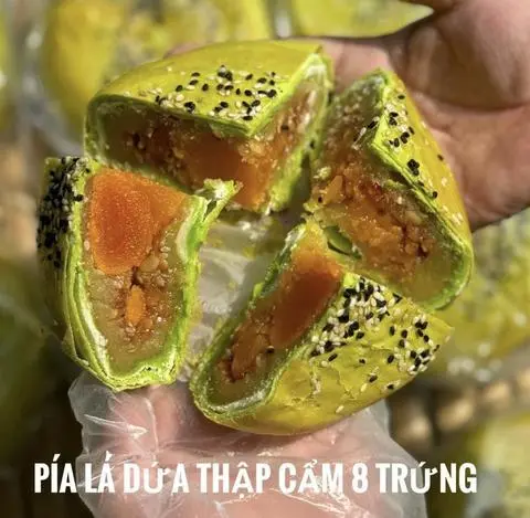 Hình ảnh Bánh Pía Thập cẩm Gà Quay Võ Lá Dứa 8 Trứng Muối _ hộp 500g
