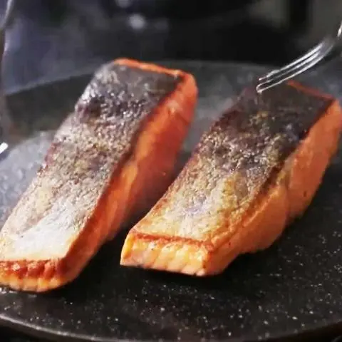 Hình ảnh Cá hồi áp chảo - grilled salmon salad