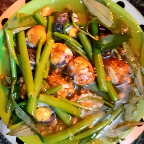 Hình ảnh Cút lộn xào rau muống