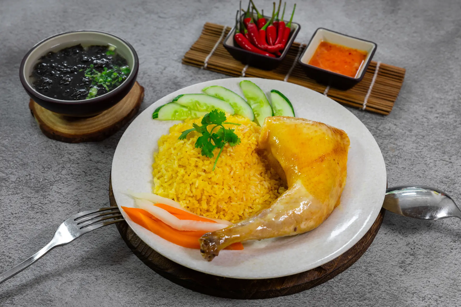 Hình ảnh Cơm đùi gà ta góc tư