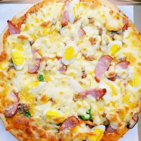 Hình ảnh Pizza bò - xúc xích - trứng cút