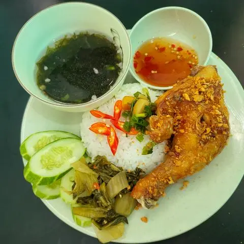 Hình ảnh Cơm trắng gà mắm tỏi